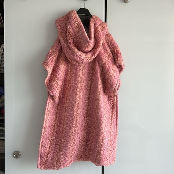 Beautiful custom poncho designed by Chicago designer Ann Everett - Picture 5 of 7